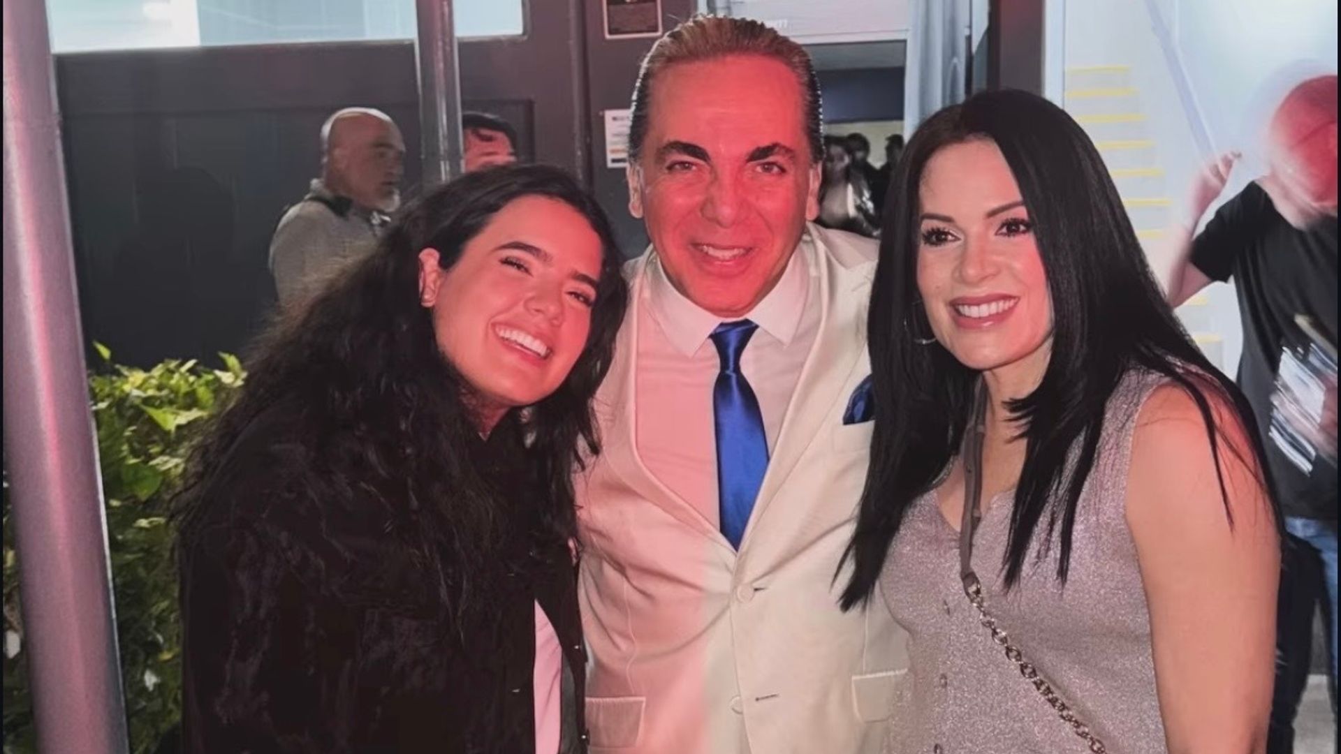 Cristian Castro con Camila Fernández y América Guinart. 