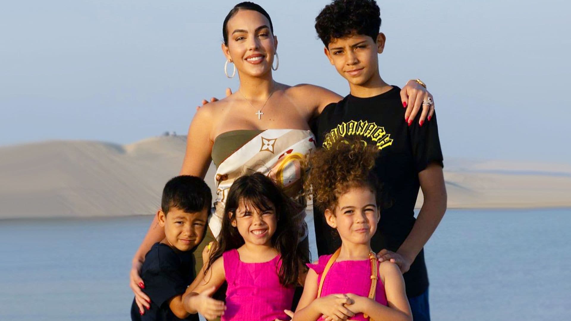 Georgina visita con sus hijos el desierto mientras Cristiano habla de su futuro