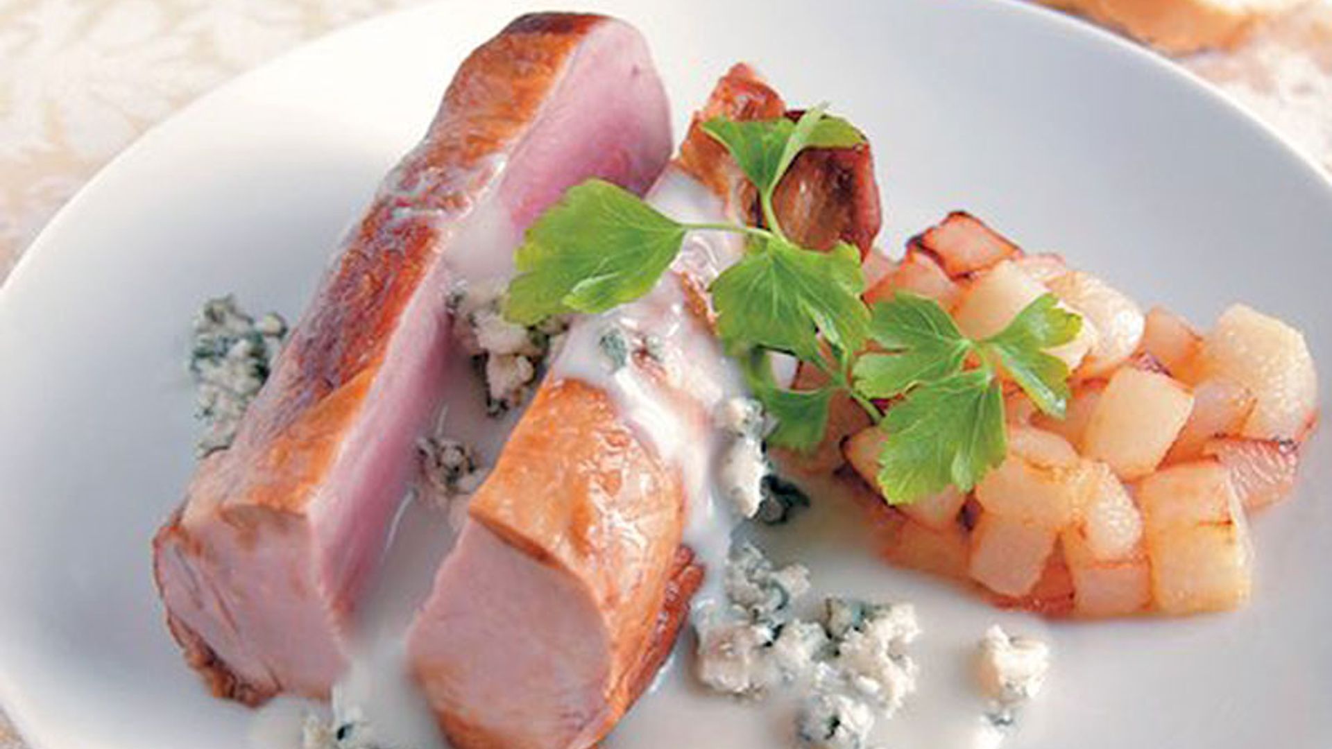 Solomillo de cerdo al roquefort con pera