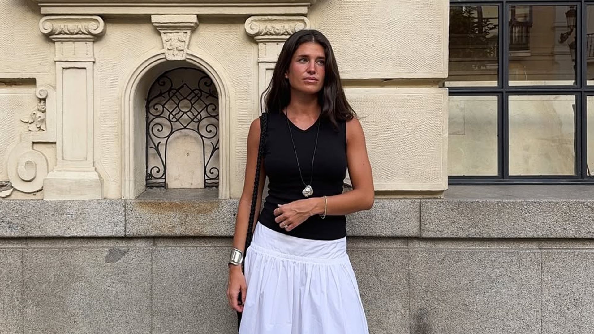 Vuelve esta temporada la falda midi blanca que fascinaba a Grace Kelly: elegancia atemporal, ultrafemenina y muy cómoda