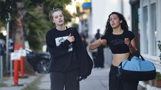 Shiloh Jolie se dirige a una clase de baile con una amiga