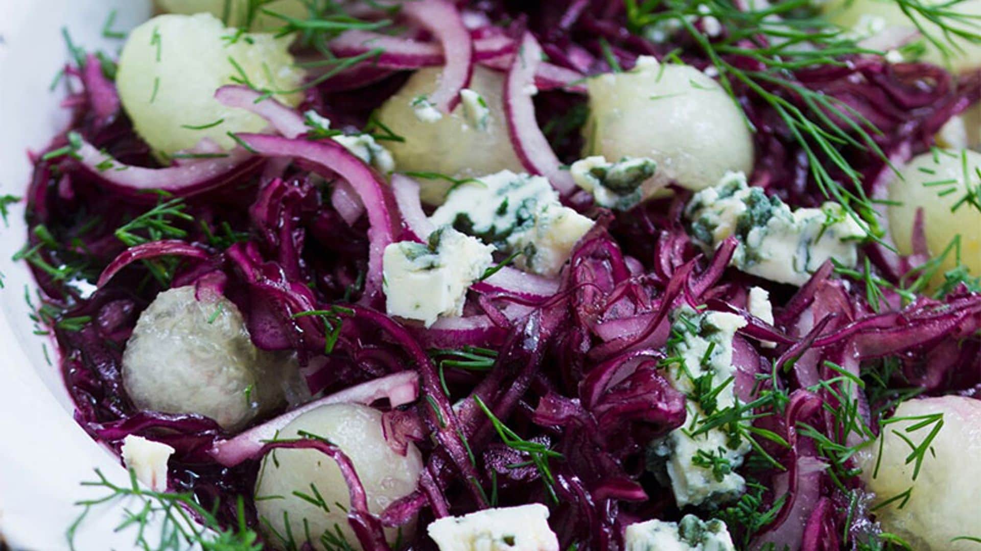Ensalada de melón con lombarda, eneldo y roquefort