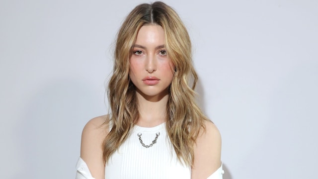 Eve Jobs en el Louis Vuitton Womenswear Fall/Winter 2022/2023 show.