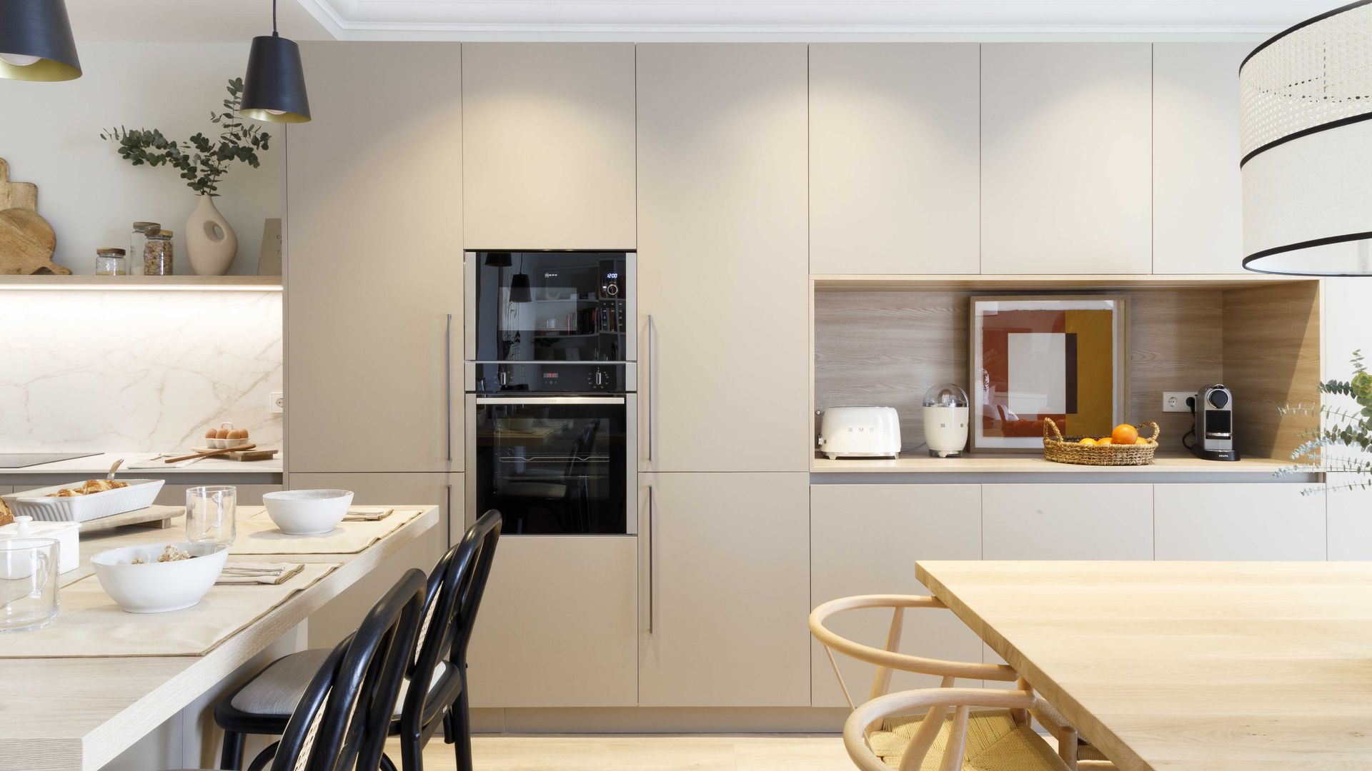 Cocina en color topo.