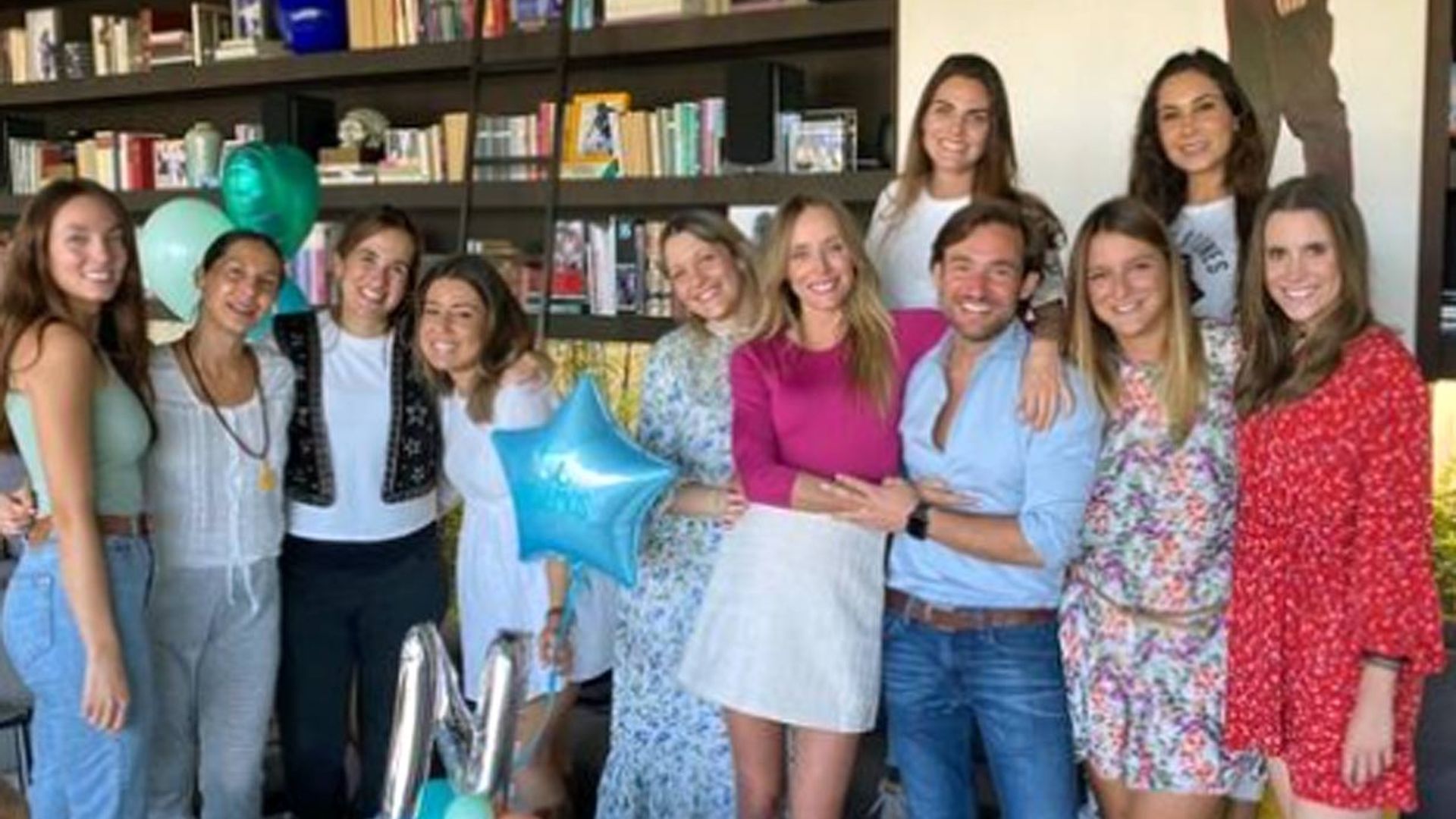 Amaia Salamanca sorprende a su cuñada, la periodista Cristina Gullón, con un baby shower ¡al que acude una cigüeña!