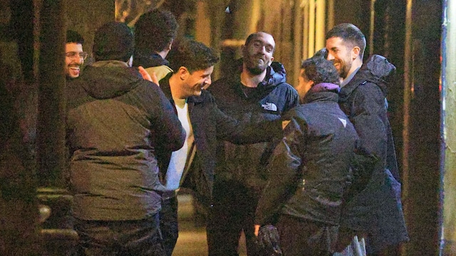 David Broncano sale de un restaurante con sus compañeros de La Revuelta, a 8 de enero de 2024, en Madrid