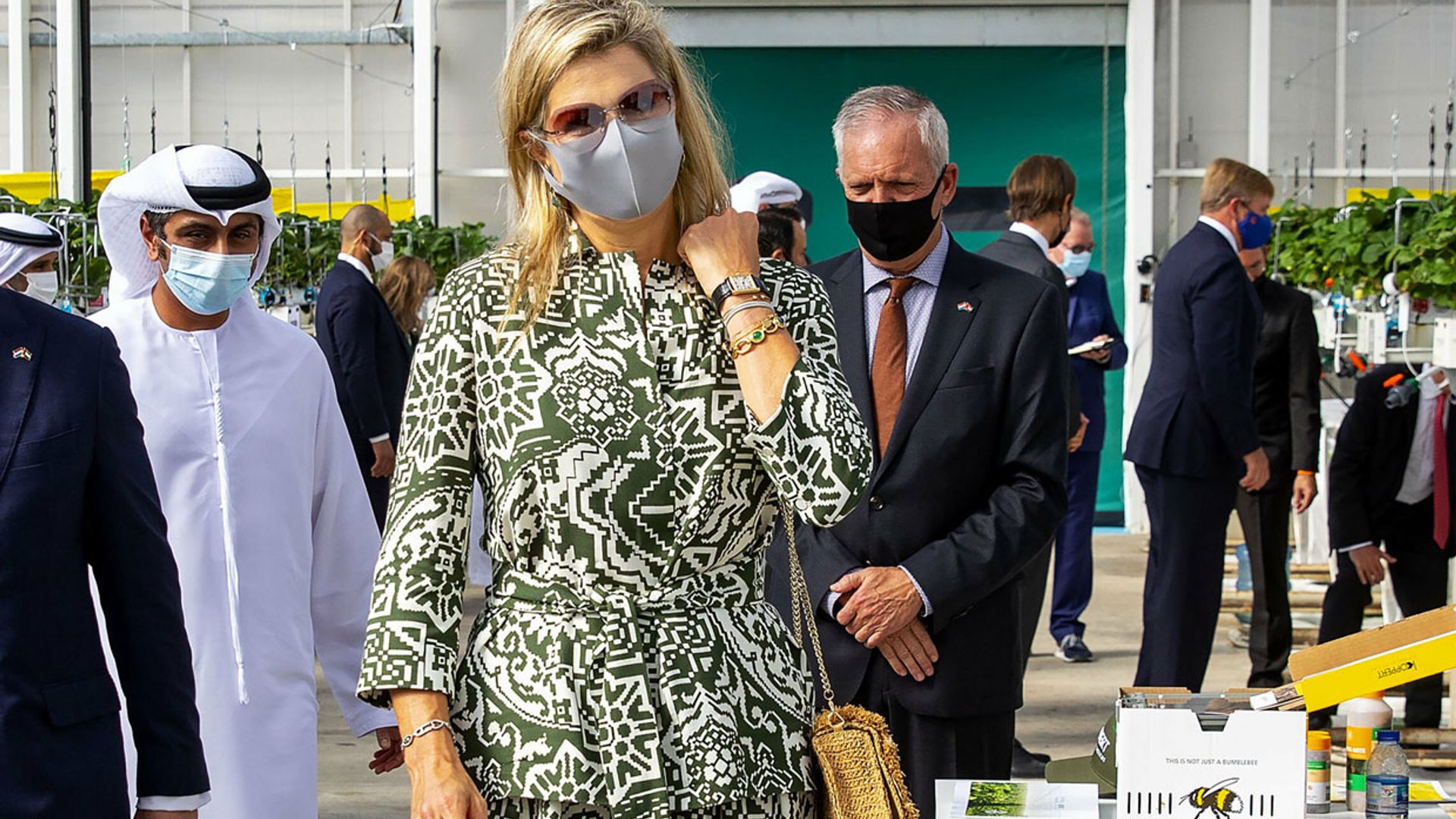 Máxima completa el conjunto de estampado étnico que no pudo estrenar en verano