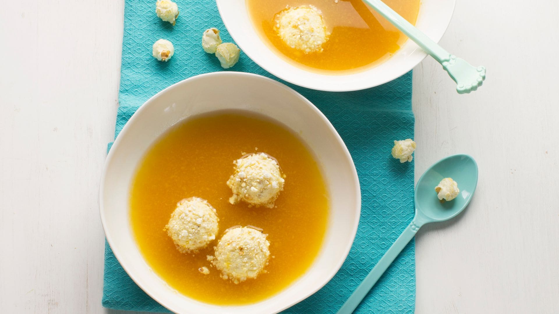 Sopa de melocotón con bocaditos de queso