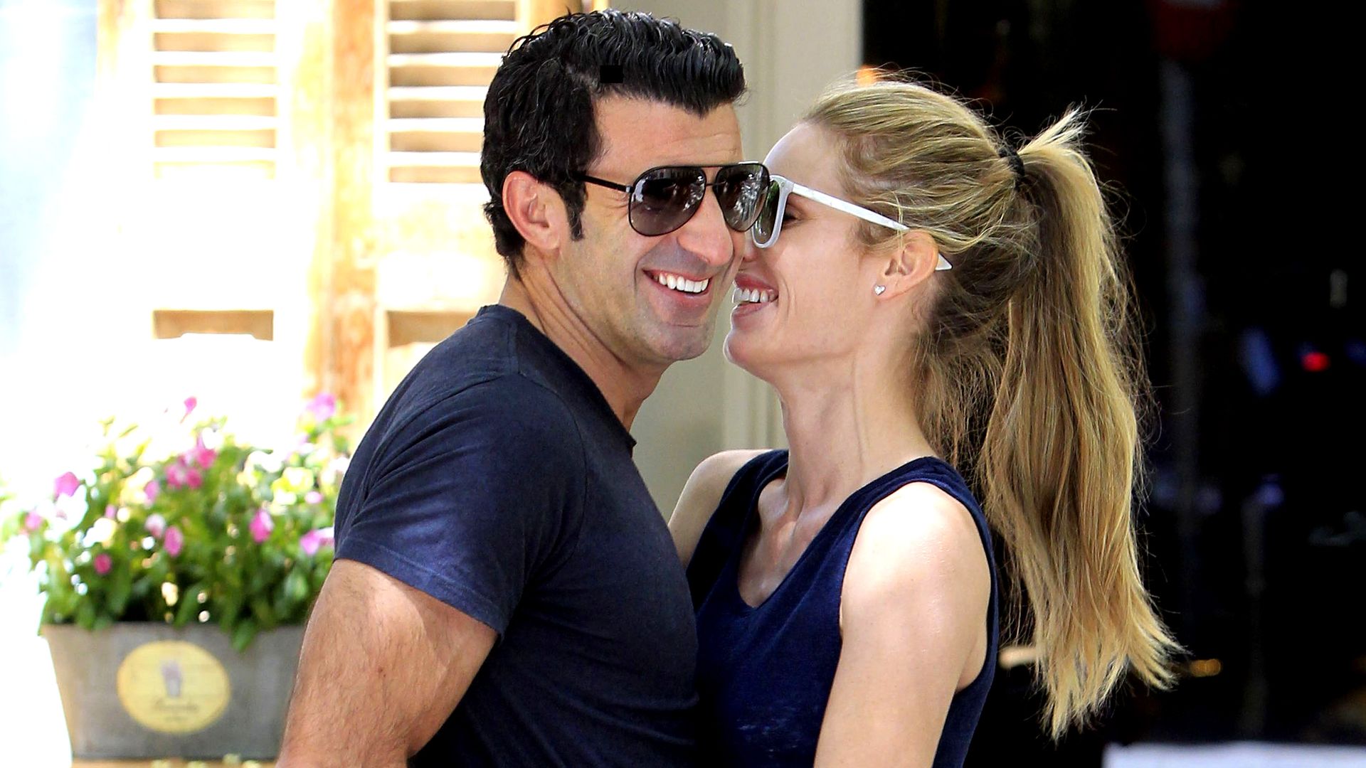Luis Figo y Helen Svedin, de vacaciones en Suecia con sus hijas y su yerno tras unos meses de incertidumbre