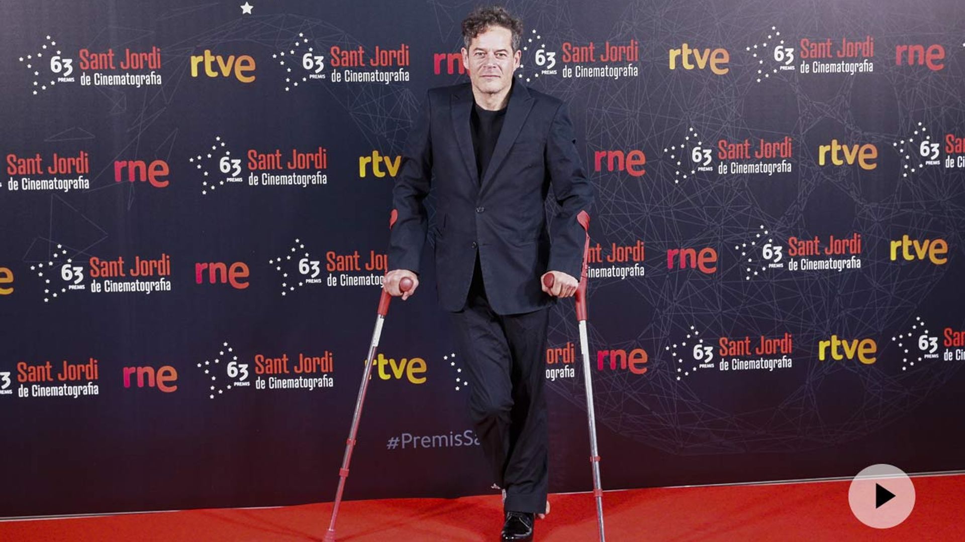 ¿Qué le ha pasado a Jorge Sanz? El actor explica por qué ha recogido un premio con muletas