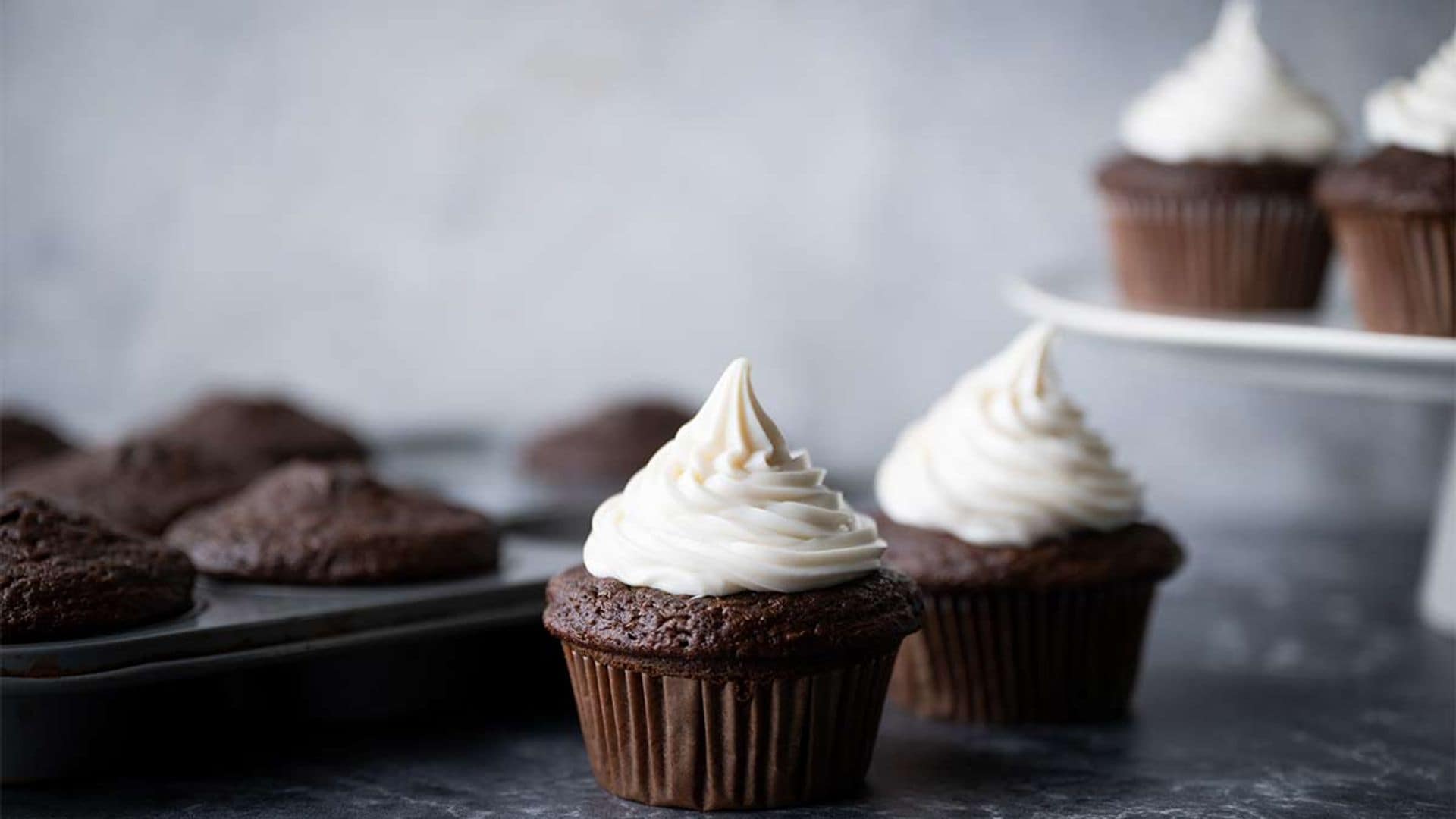 'Muffins' de chocolate con nata montada