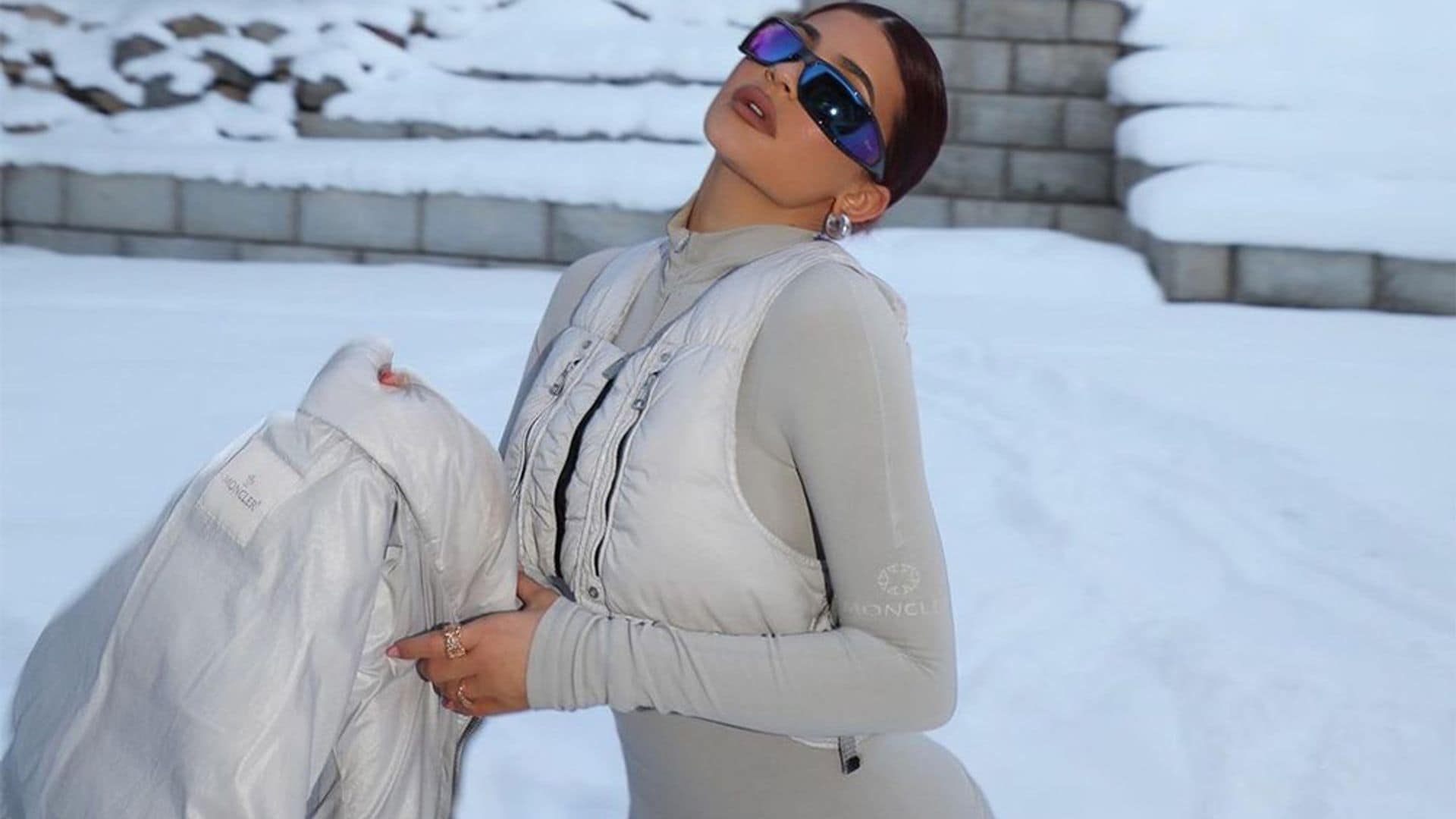 Caídas, compras sin fin, Stormi 'snowboarder'... La escapada de las hermanas Jenner a la nieve