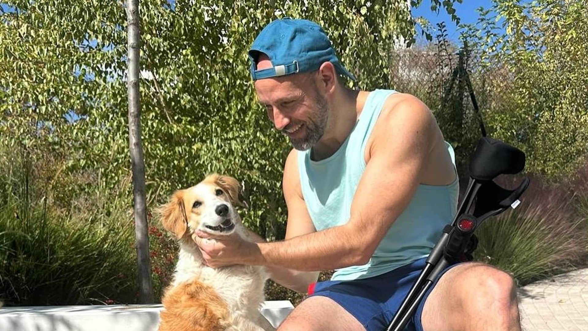 Gonzalo Miró reaparece con una bota ortopédica: "Pinta mal"