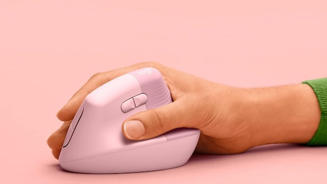 Un ratón rosa en una mano