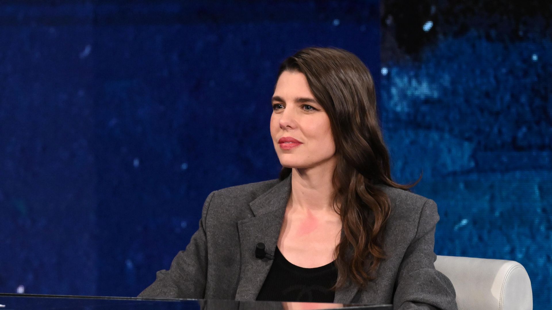 Carlota Casiraghi se sienta en un plató de televisión y habla como nunca de su abuela Grace Kelly y de la pérdida de su padre