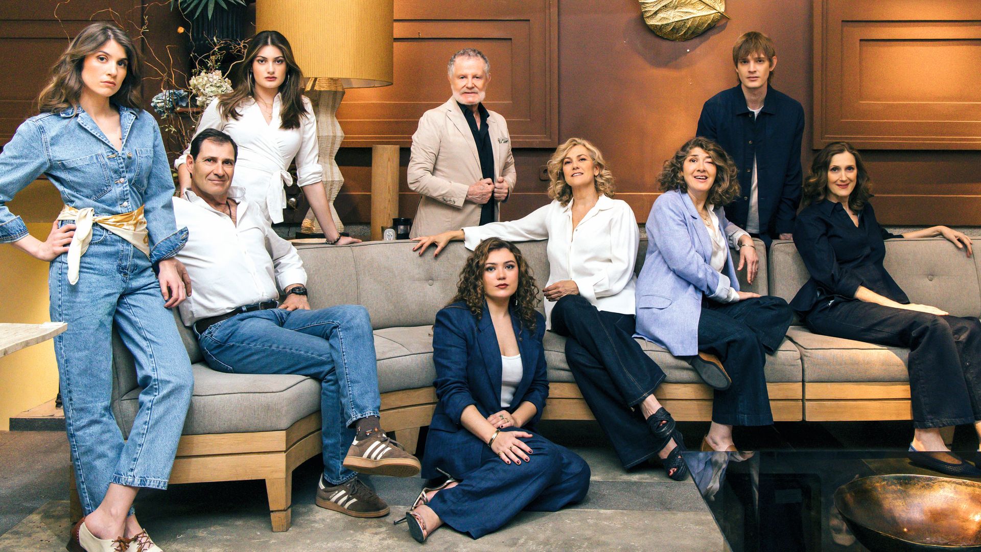 Tres generaciones de la familia Urquijo Ortega reunidas. De pie, de izquierda a derecha, Camila Conigliano, Lola Urquijo, Pascua Ortega y Diego Moncada. Sentados, Felipe, Lucía, Maraya e Inés Urquijo. En el suelo, Inés Conigliano