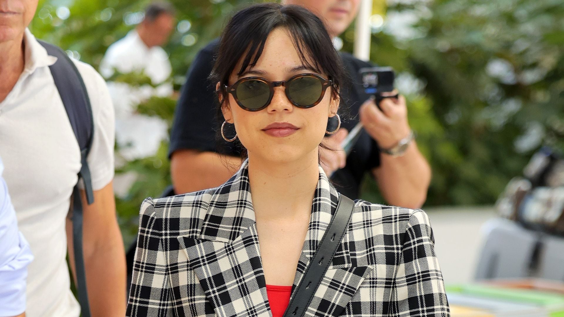 Jenna Ortega conquista Venecia con 'look preppy', mocasines y bolsa XL