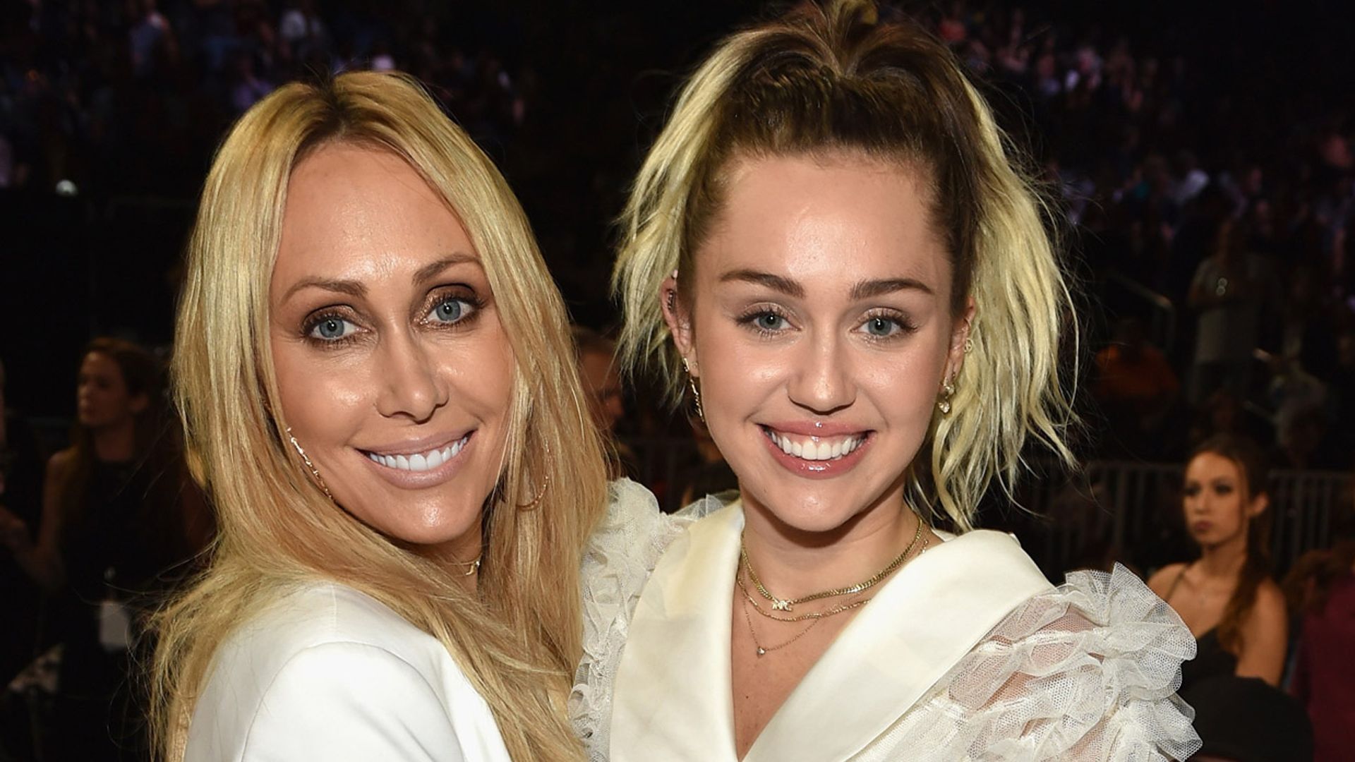 Miley Cyrus, dama de honor en la boda de su madre con Dominic Purcell, protagonista de 'Prison Break'