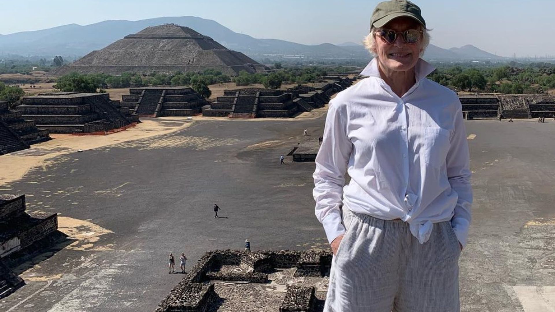 Glenn Close se llena de energía en México, desde la cima de una pirámide