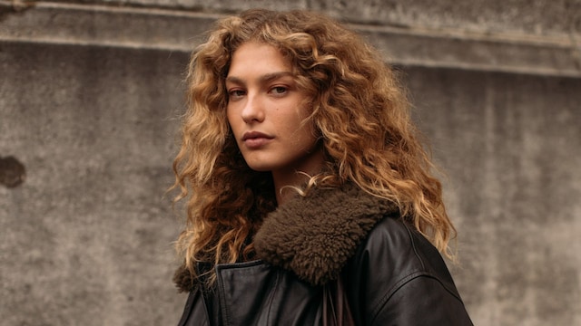 Mujer Semana Moda París chaqueta cuero pelo rizado