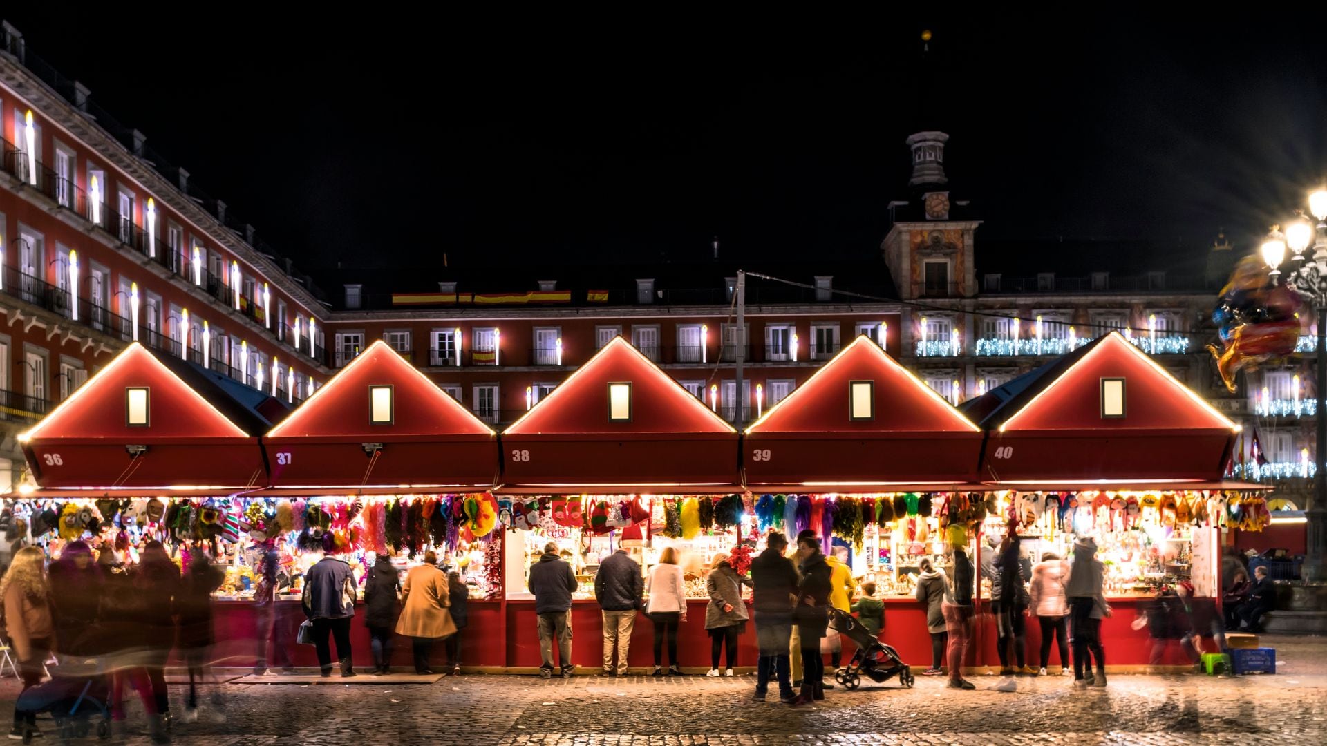 Navidad en la plaza Mayor de Madrid, donde se celebra su famoso mercadillo