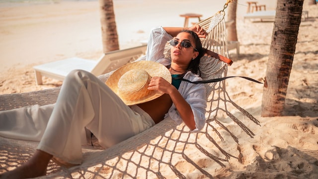Una mujer disfrutando del sol y la brisa marina