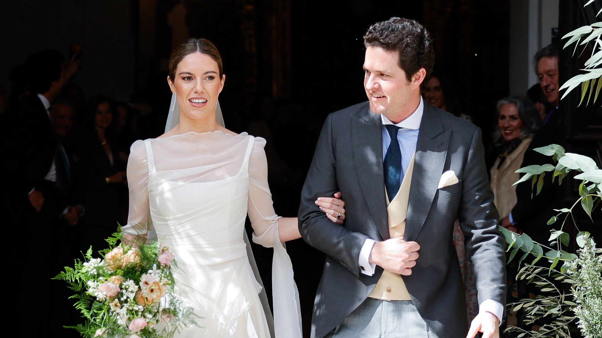Corsé, un inusual velo de doble seda y cola de princesa: así ha brillado Myriam Gonzalo en su boda