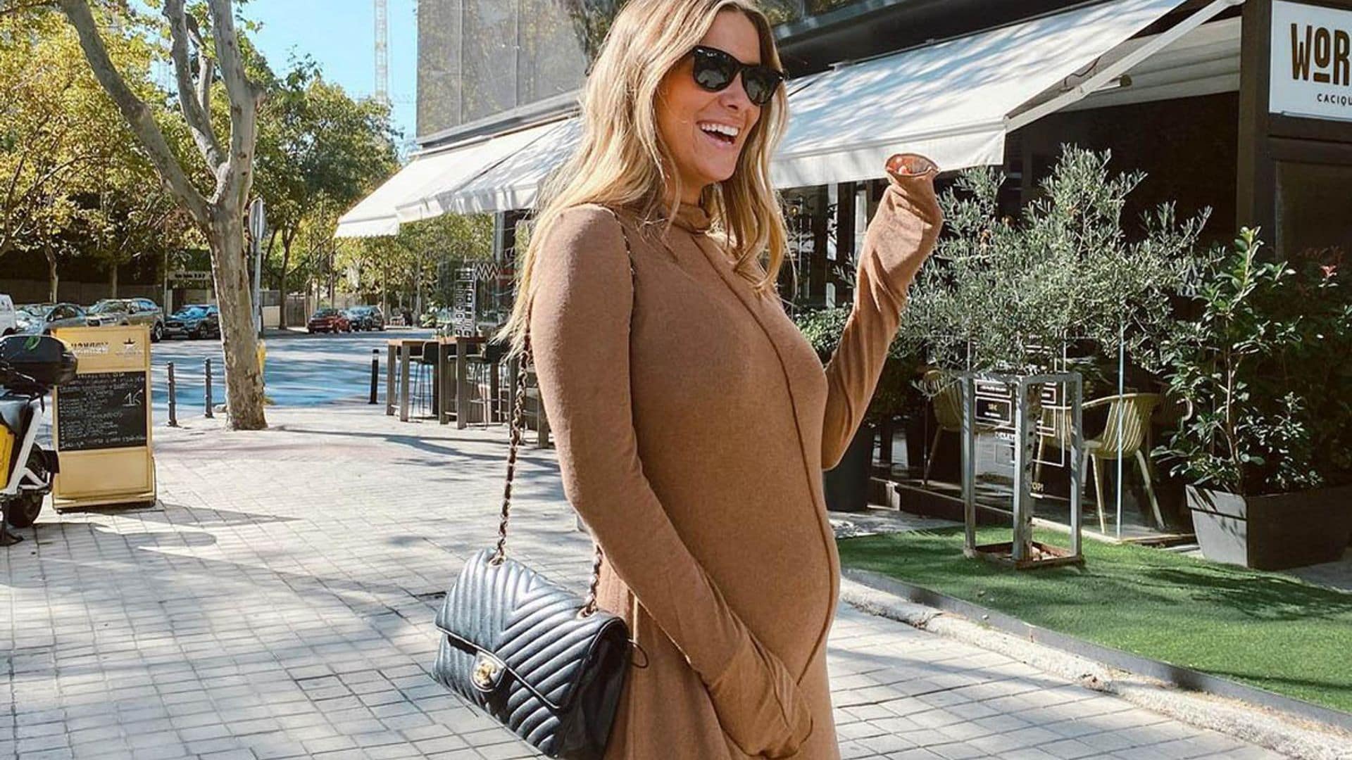María Pombo se despide de los 25 con la tendencia más buscada: un vestido de punto