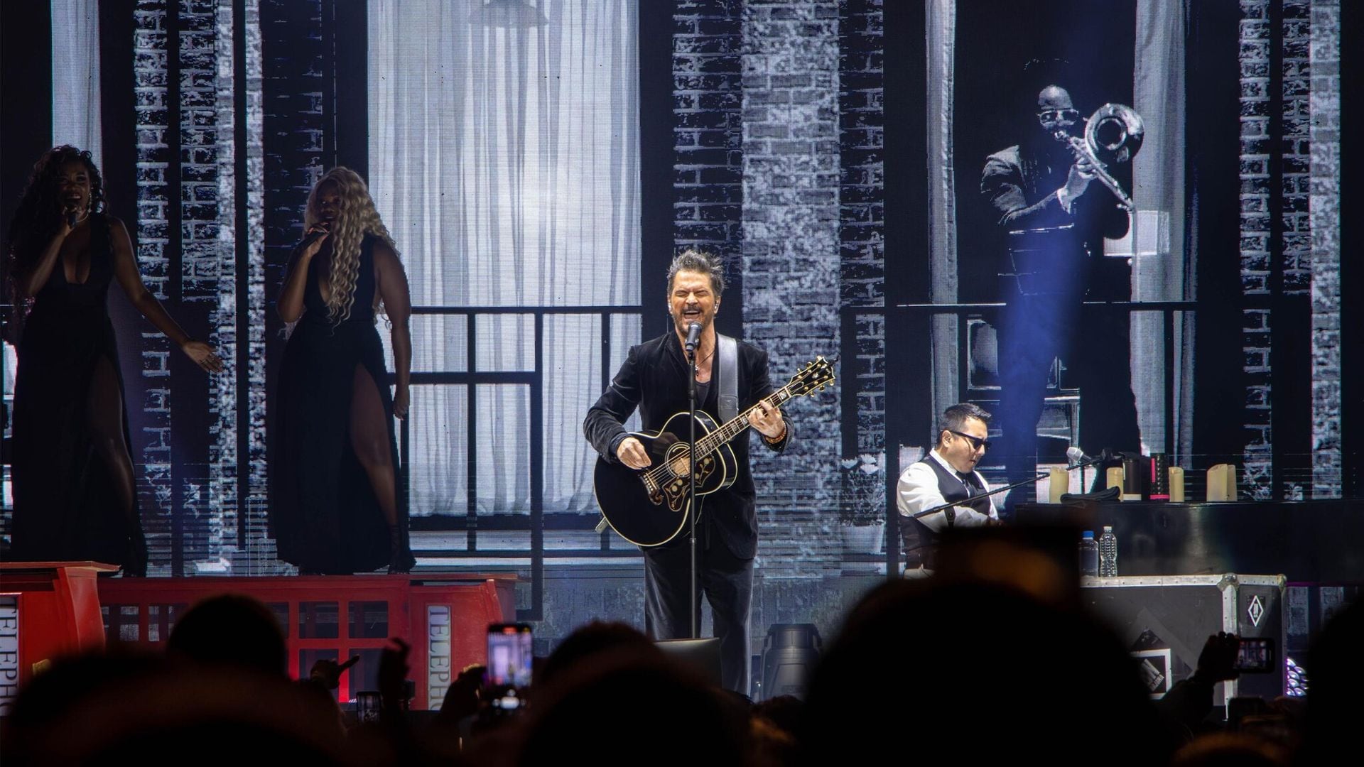Ricardo Arjona hace vibrar al público con su inolvidable concierto en Los Ángeles