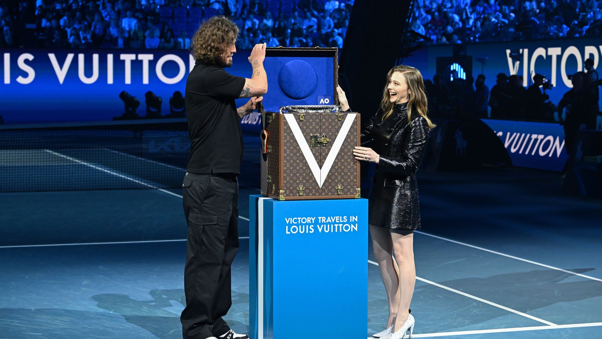 Chloë Grace Moretz y Marin Safin presentan la Norman Brookes Challenge Cup en el Australian Open, 2026.