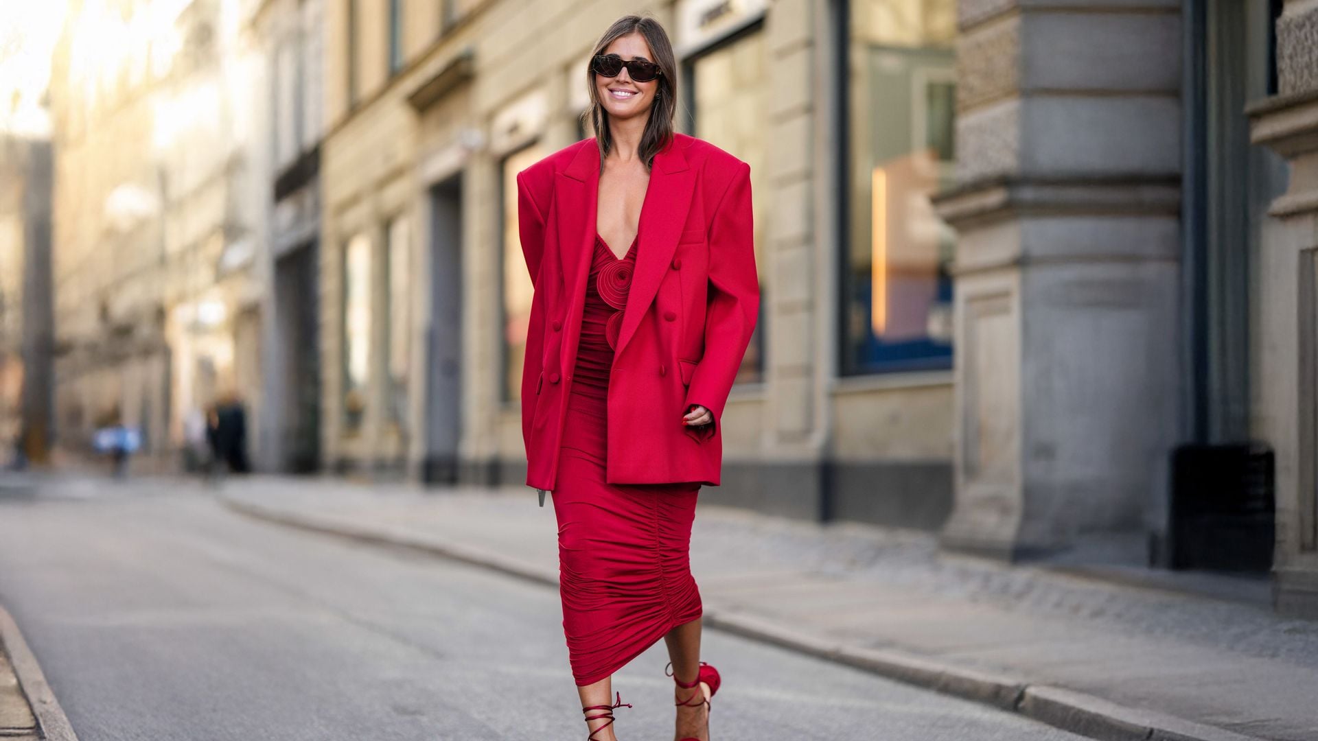Estos vestidos midi hacen parecer más alta sin necesidad de llevar tacones