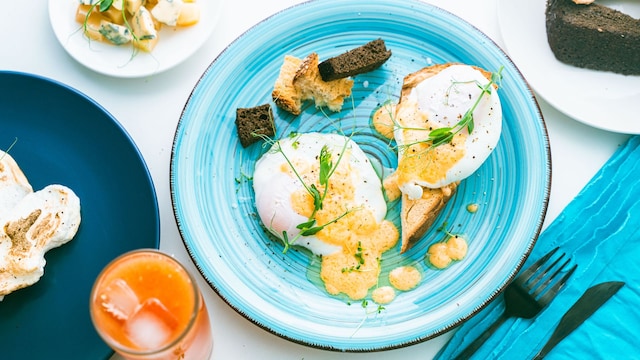 Huevos pochados con salsa holandesa