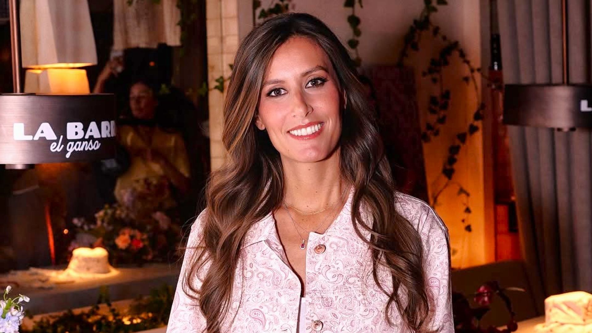 Ana Boyer, en la recta final de su embarazo, acierta con el conjunto rosa paisley que todas querremos esta primavera