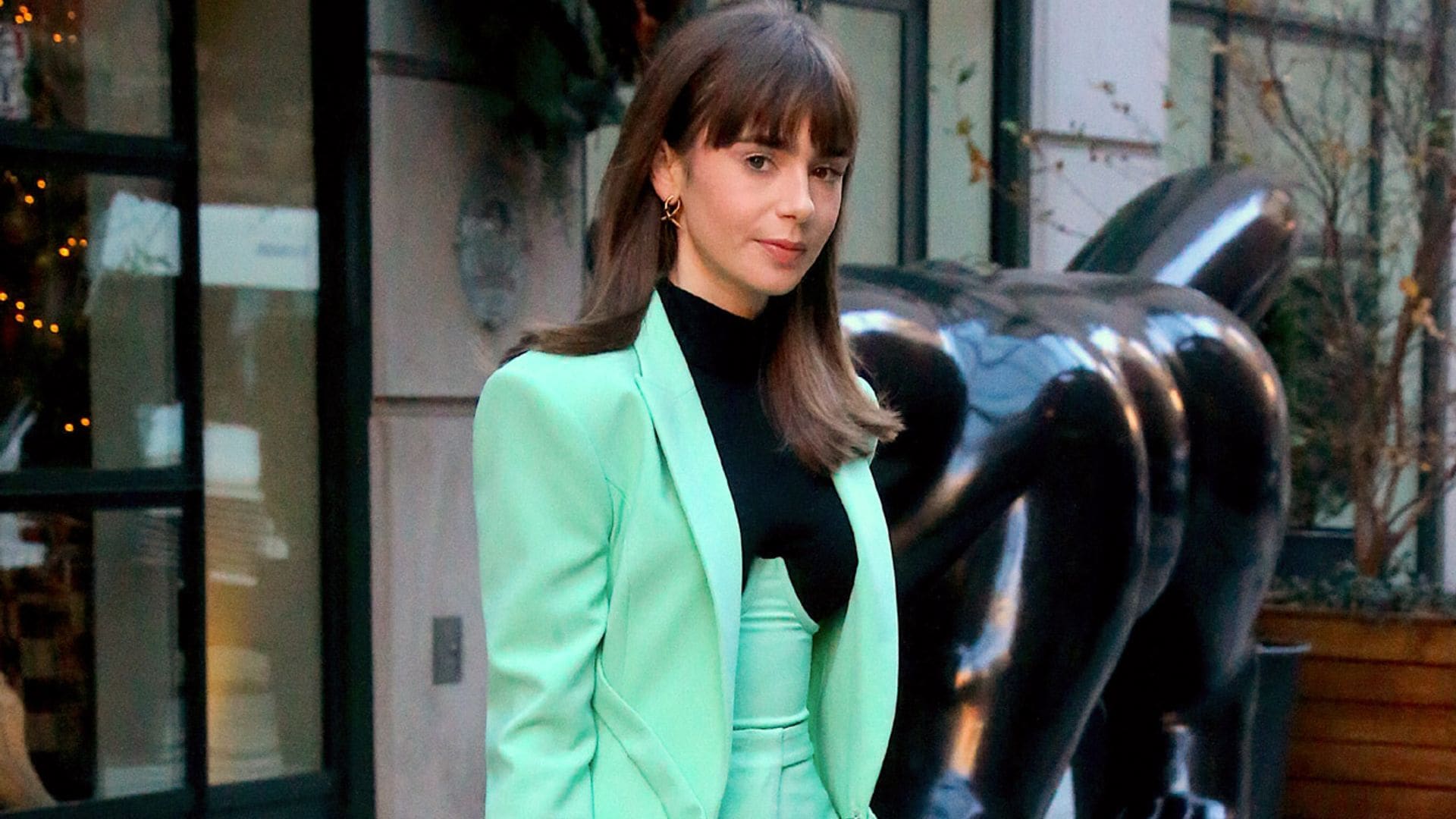 El look con traje de Lily Collins resume todas las tendencias del año y la corona como icono FASHION