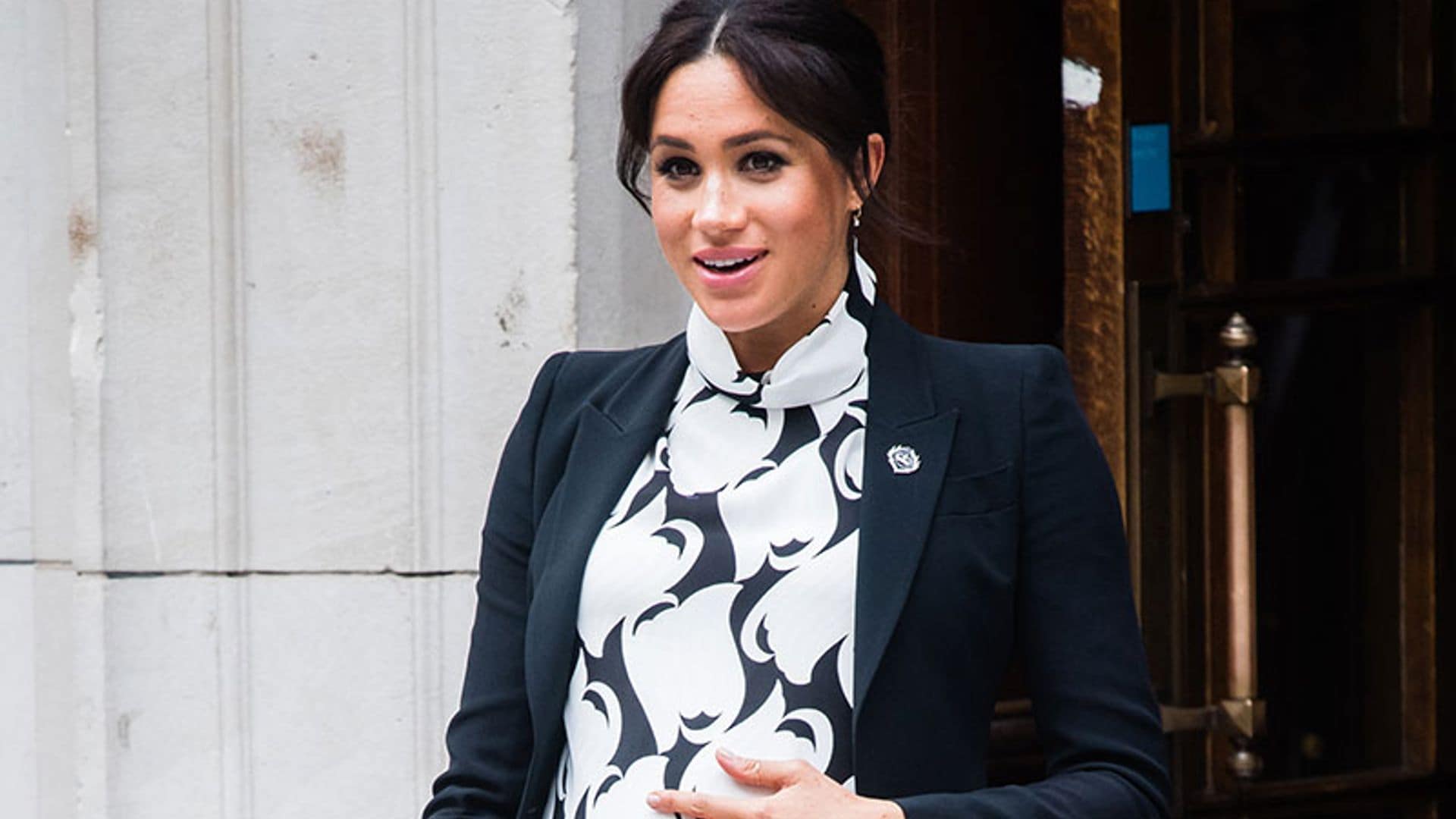Meghan Markle, con taconazos y un vestido con mensaje para celebrar el Día de la Mujer