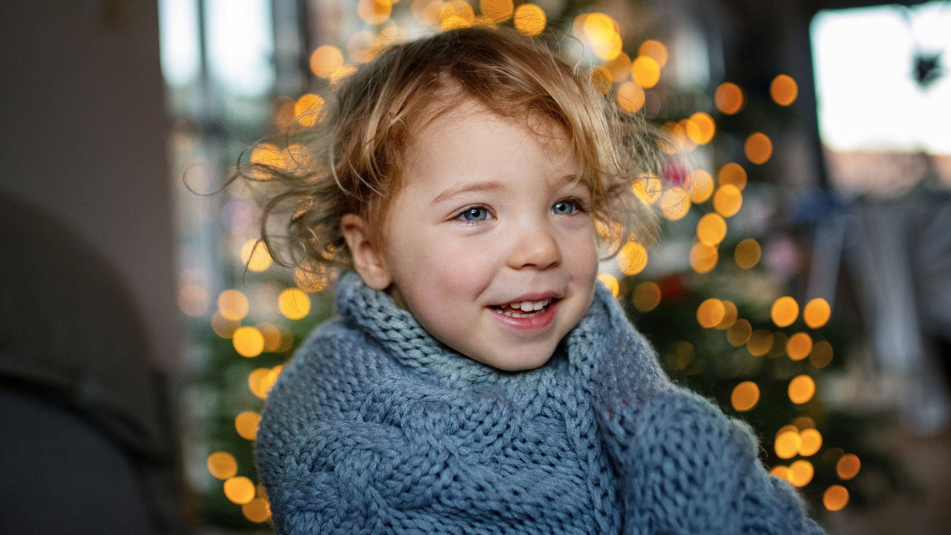 Niña pequeña enferma en Navidad