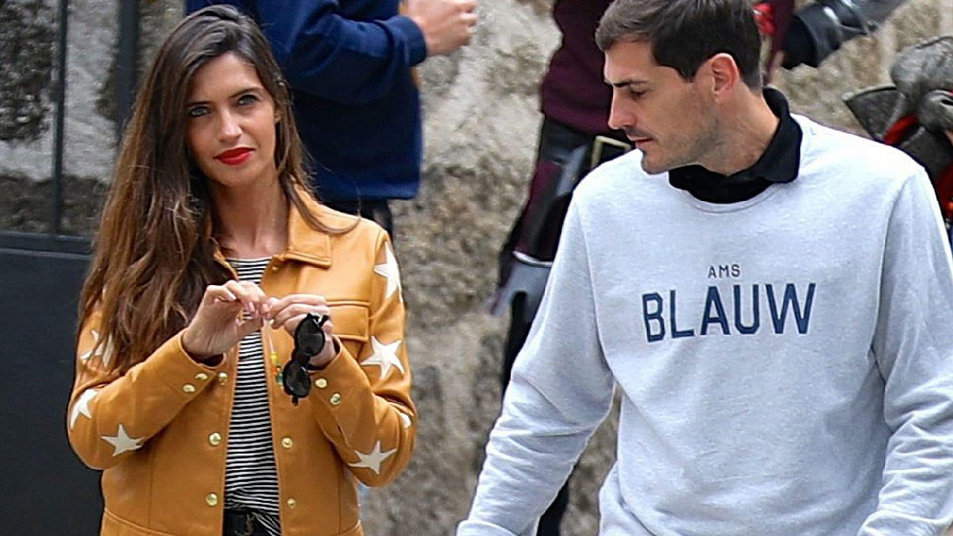 Iker Casillas no se separa de Sara Carbonero en el hospital