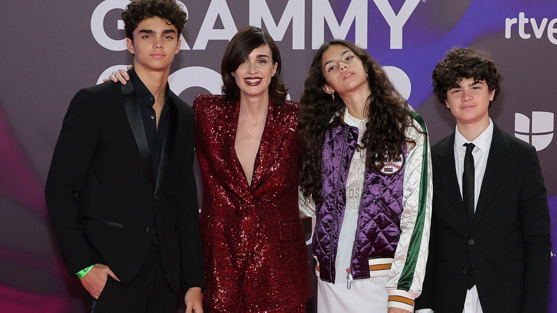 ¡Cómo han crecido! Paz Vega posa orgullosa junto a sus tres hijos en los Grammy Latinos