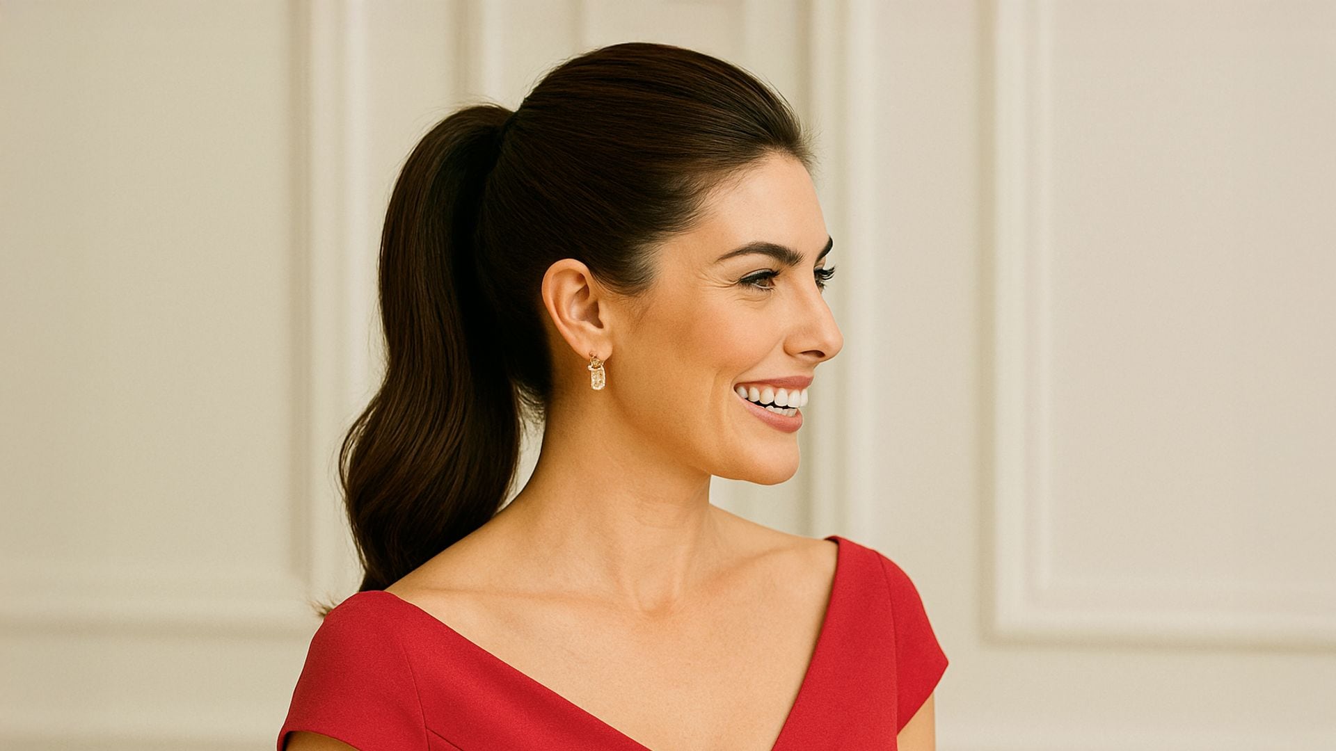 La icónica laca de toda la vida se reinventa en una versión más sofisticada: brillo, fijación duradera y aroma floral