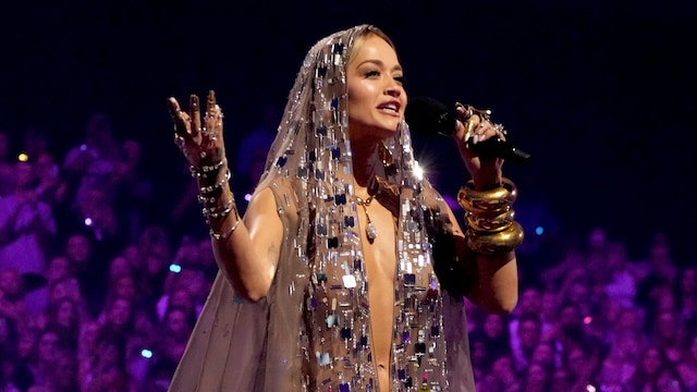 Plano entero de Rita Ora con vestido transparente largo con pedrería