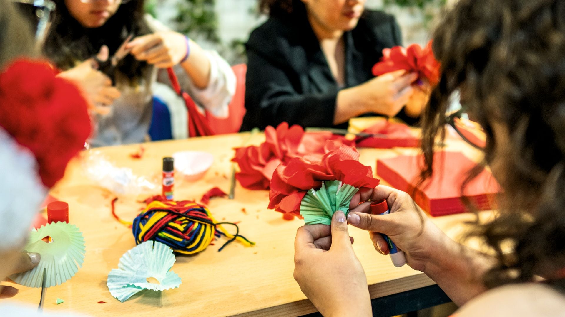 Taller de claveles y farolillos pro San Isidro en Madrid