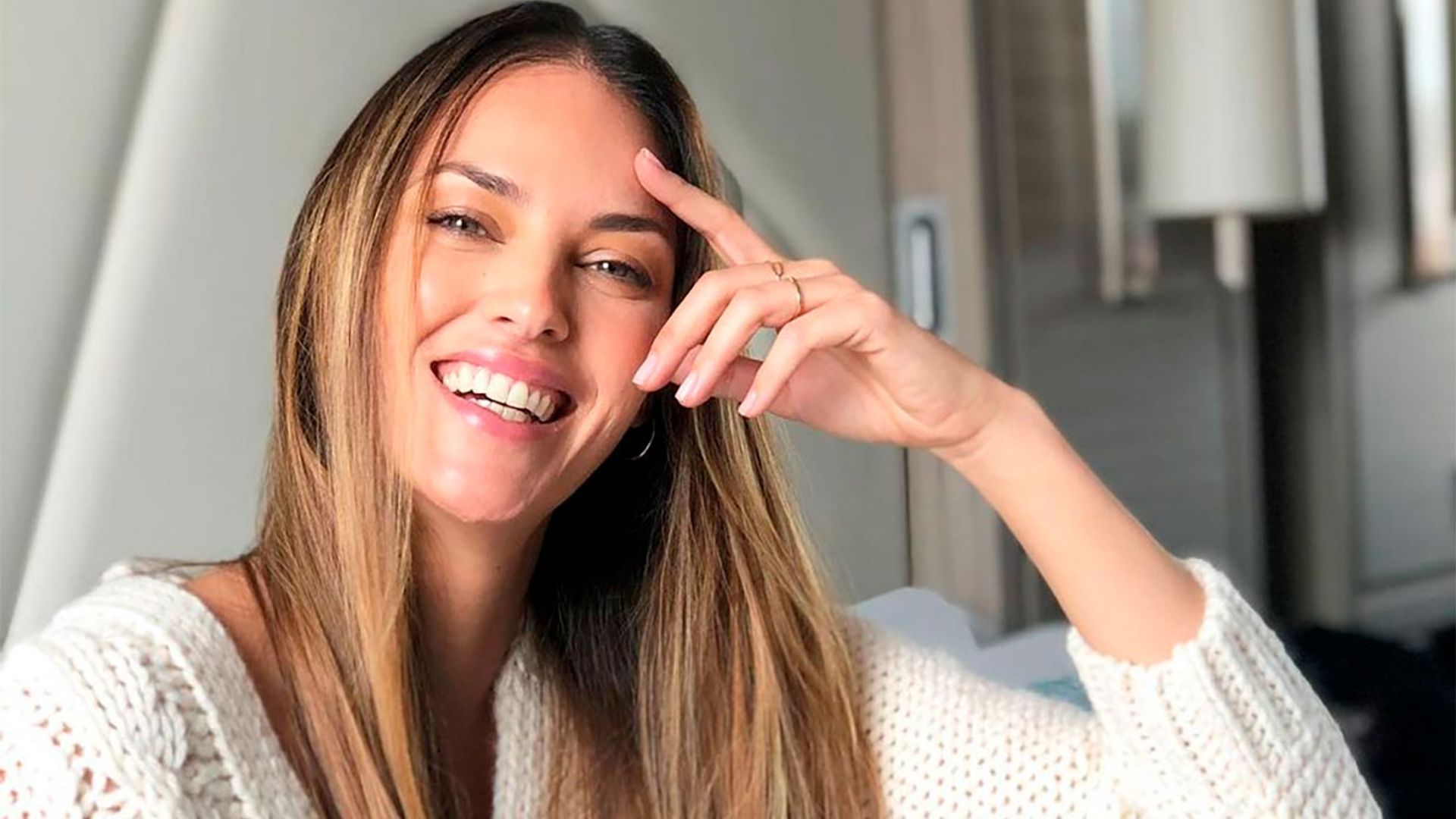 '¿Qué queréis que os cante?' Helen Lindes sorprende con su nuevo talento musical