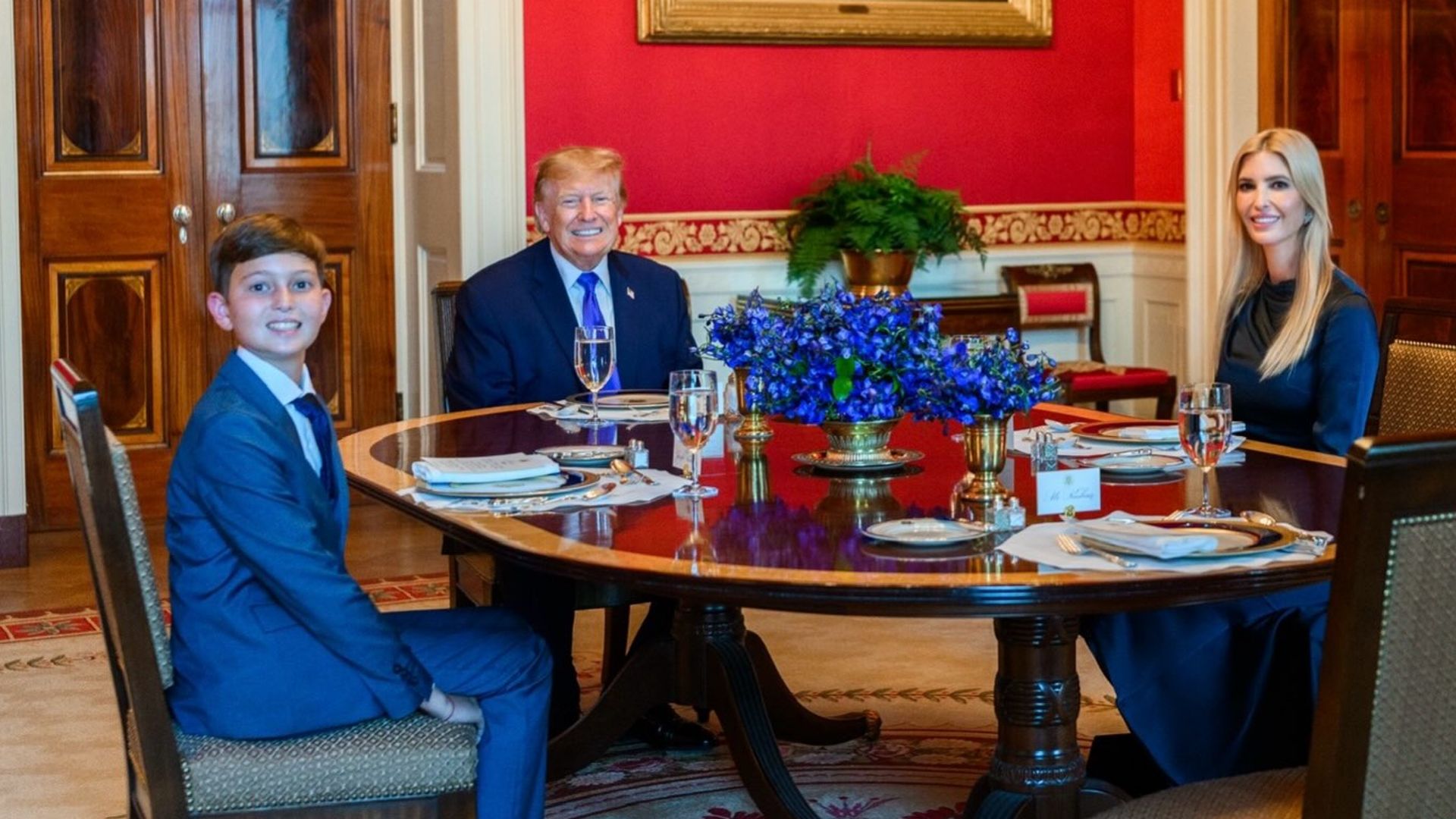 Donald Trump con su hija Ivanka y su nieto Joseph Kushner en la Sala Roja de la Casa Blanca.