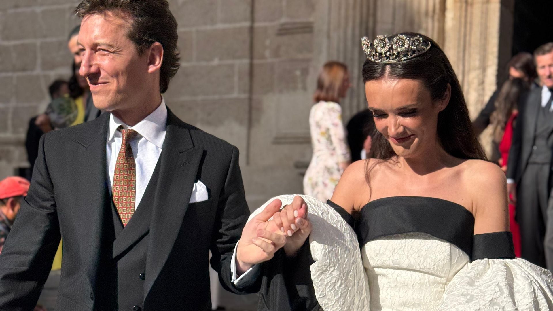 Gabriela Represa de la Lastra se casa en Sevilla con un vestido de mangas globo, lazo negro e impresionante tiara floral
