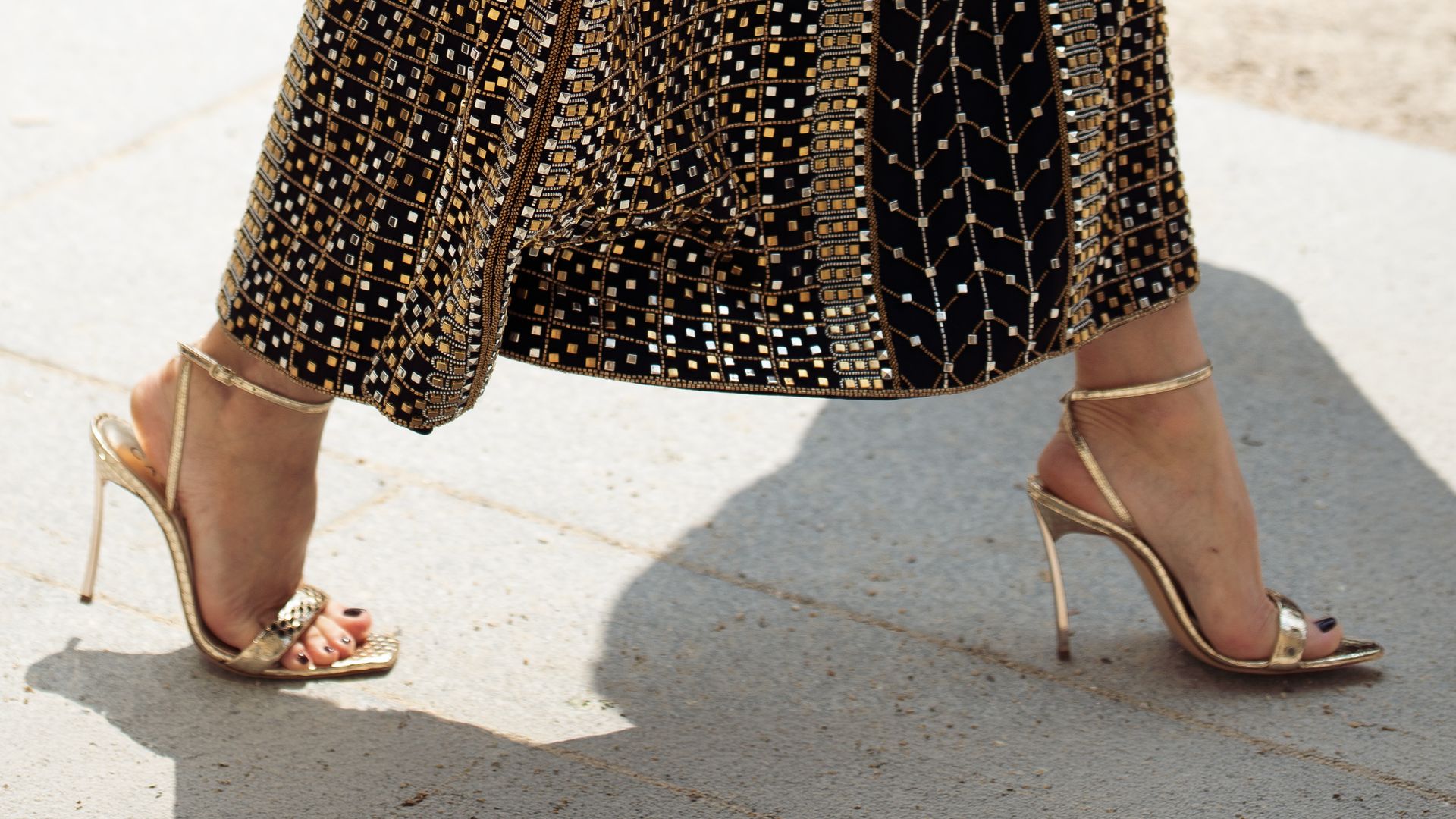 Las sandalias doradas que estrenarás en primavera y no te quitarás hasta que pase el verano porque combinan con toda tu ropa