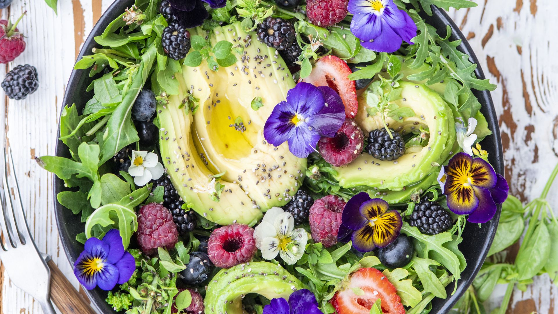 Ensalada de aguacate con frutos del bosque.