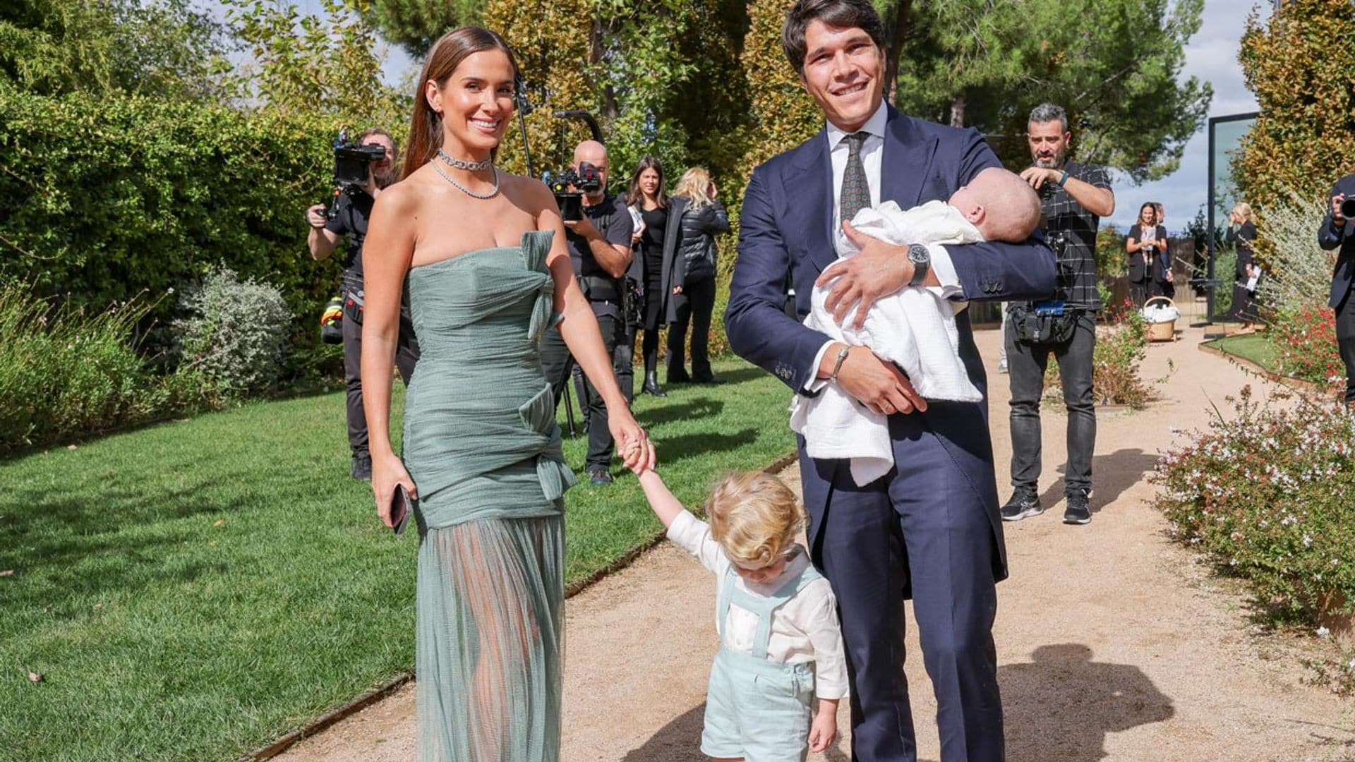 María Pombo, radiante junto a su familia y con un exclusivo vestido drapeado en la boda de su hermana