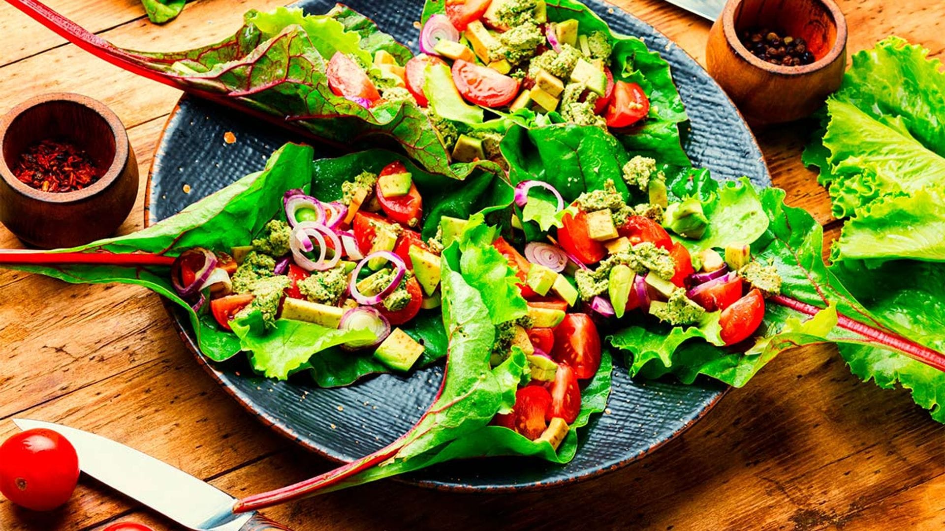 Hojas de acelga rellenas de ensalada de aguacate con salsa de queso