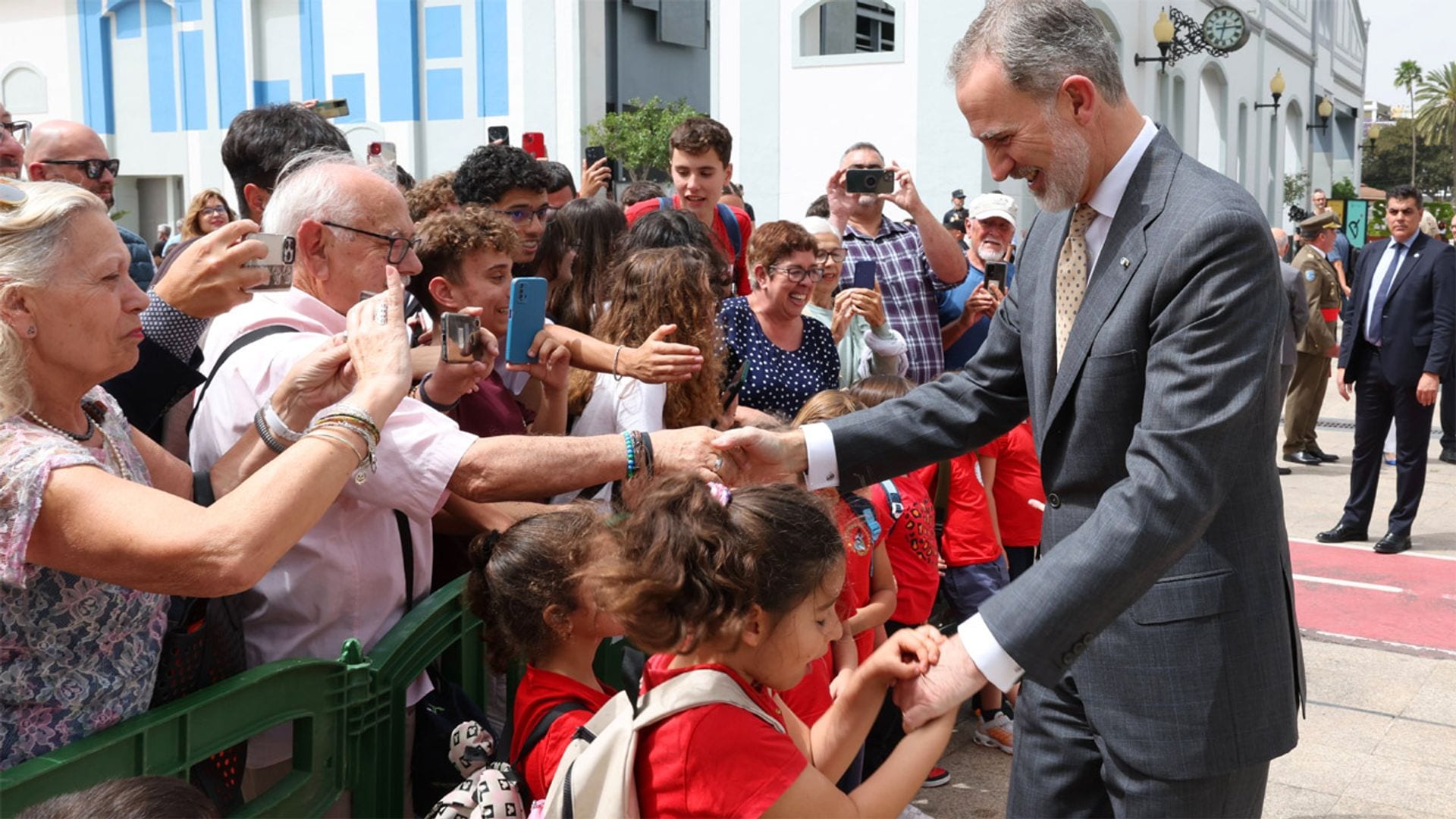 ¿Es de carne y hueso? El pellizco de una niña a don Felipe que se ha hecho viral