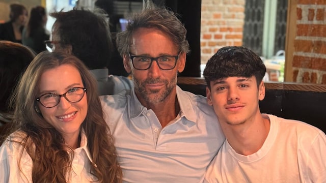 Álvaro Muñoz Escassi con sus hijos Anna Barrachina y Álvaro